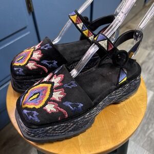 Farm Rio Floral Embroidered Black‎ Velvet Platform Closed Toe Sandal Size 7.5